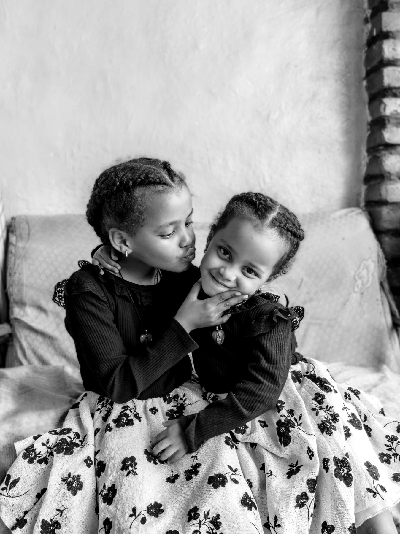 Entre dos mundos: el trabajo invisible de las hijas migrantes